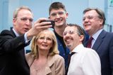 Britská volební kampaň. Politici se fotí se zaměstnanci jedné glasgowské továrny, selfie řídí šéf skotských labouristů Jim Murphy.