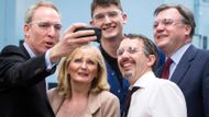 Britská volební kampaň. Politici se fotí se zaměstnanci jedné glasgowské továrny, selfie řídí šéf skotských labouristů Jim Murphy.