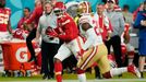 Damien Williams z Kansas City si jde pro touchdown ve finále Super Bowlu LIV