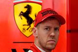 Vettel nohou svou, jež z tlaku ztuhla, marně šlape na pedál, naděje uhla,