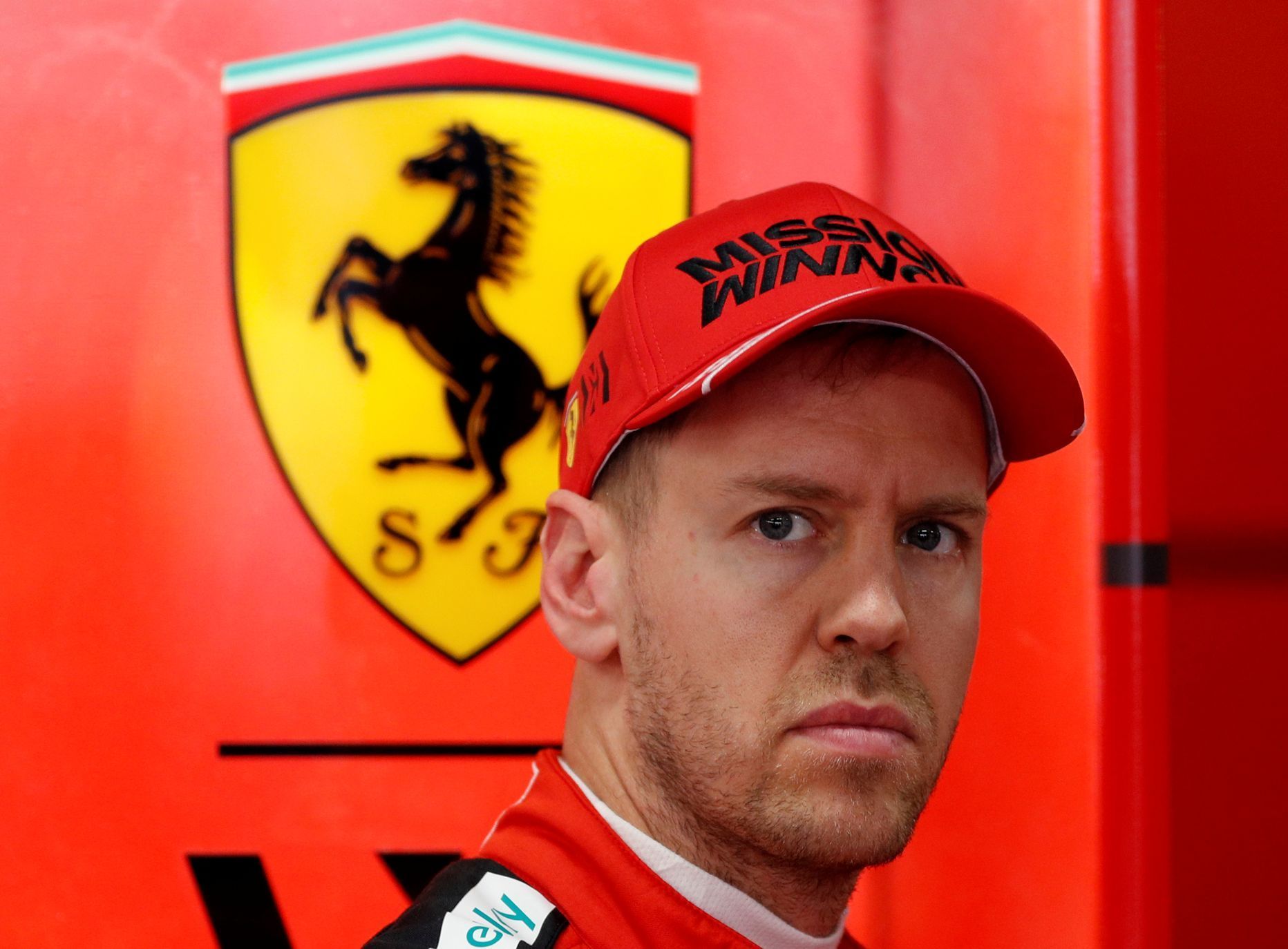 Pilot Ferrari Sebastian Vettel při prvních testech F1 v Barceloně 2020