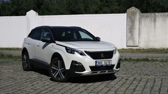 Vydrží, ale musí snídat šneky a růžový sekt. Ojetý Peugeot 3008 je opravdový Francouz