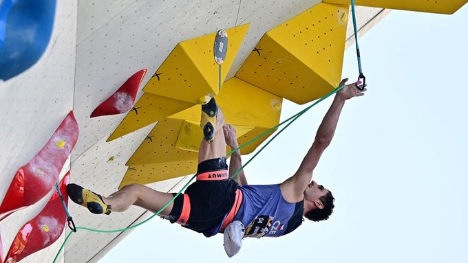 Adam Ondra při olympijské kvalifikaci v Budapešti