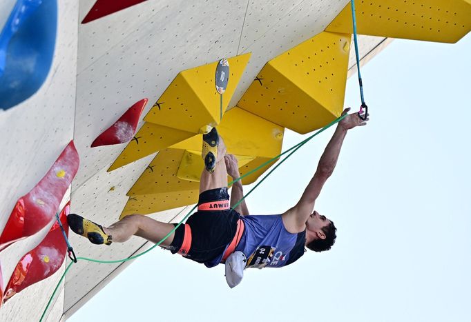 Adam Ondra při olympijské kvalifikaci v Budapešti