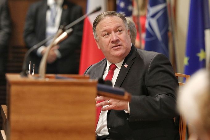 Mike Pompeo při návštěvě a projevu v českém Senátu.