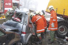 Mrtvá a ranění při hromadné nehodě v Rakousku