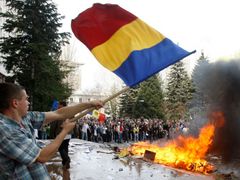 Demonstrant v Kišiněvu mává rumunskou vlajkou