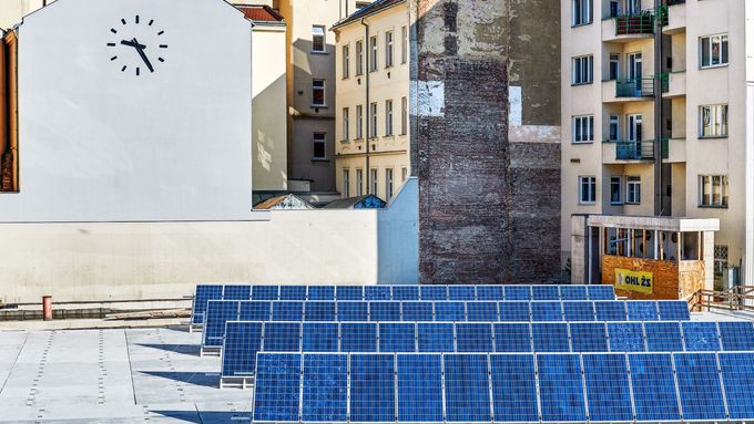 Výstava finalistů čerpá energii ze solárních panelů.