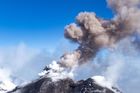 Etna začala 12. února chrlit lávu z nové pukliny v nadmořské výšce 3000 metrů. Erupce pokračuje i přes zasněžené svahy.