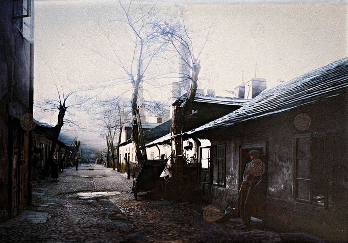 Pohled na dvorní zastavění domu čp. 53 v Palackého ulici (dnes Křižíkova) v Karlíně. Rok cca 1927. Kolorováno.