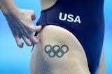 Jedna z amerických plavkyň má olympijské kruhy proklatě nízko pod plavkami...