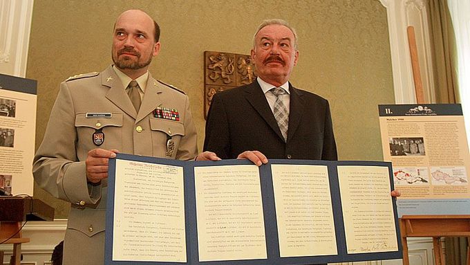 K předání kopie Mnichovské dohody došlo symbolicky v Zeleném salónku Senátu. Právě tady byla tehdejší československá vláda seznámena s jejím obsahem.