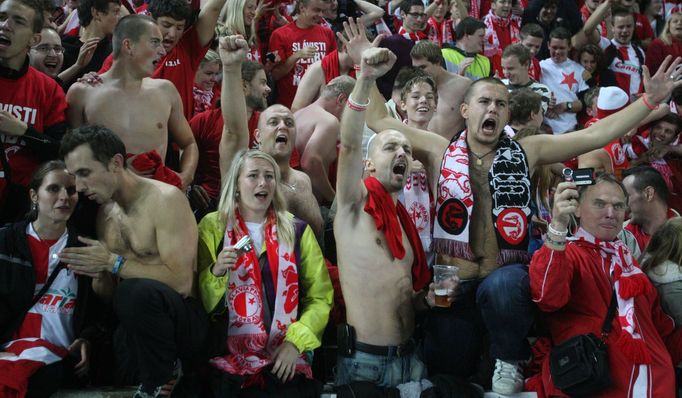 Fotbaloví fanoušci v utkání 9. kola Gambrinus ligy 2012/13 mezi Slávií a Spartou Praha.