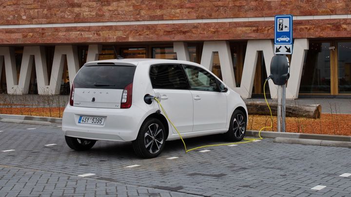 Prodeje rostou, ceny ale nepadají. Proč jsou elektrická auta dražší než v minulosti?