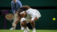 Osudný moment. Zranění už v polovině prvního setu v utkání proti Bělorusce Alaksandře Sasnovičové udělalo tečku za wimbledonským vystoupením Sereny Williamsové.