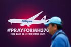 Osud malajsijského letadla, které 8. března 2014 zmizelo cestou z Kuala Lumpur do Pekingu, zůstává záhadou. Někdo letadlo přinutil změnit směr a záměrně odpojil jeho komunikační a identifikační zařízení.