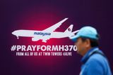 Osud malajsijského letadla, které 8. března 2014 zmizelo cestou z Kuala Lumpur do Pekingu, zůstává záhadou. Někdo letadlo přinutil změnit směr a záměrně odpojil jeho komunikační a identifikační zařízení.