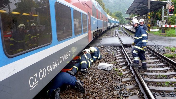 Bylo to jako domino. Při srážce vlaků v České Třebové vyskočil strojvedoucí z kabiny
