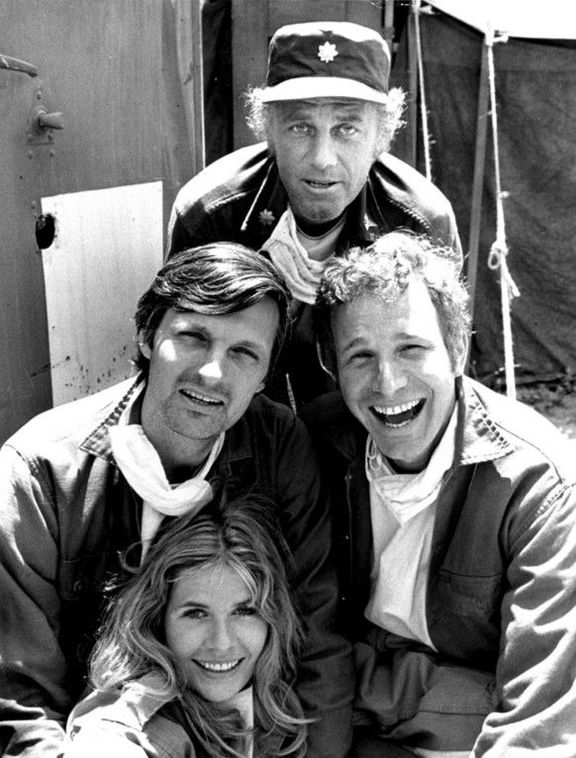 Alan Alda (vlevo uprostřed) jako Hawkeye Pierce v seriálu M*A*S*H, 1972.