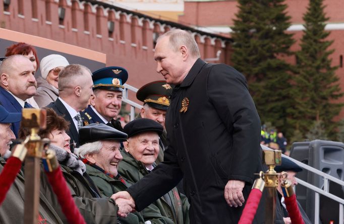 Ruský prezident Vladimir Putin na vojenské přehlídce v Moskvě.