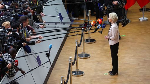 Šéfka Evropské komise Ursula von der Leyenová na summitu EU v Bruselu