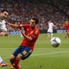 Jordi Alba (vpravo) se snaží bránit Adila Ramiho během čtvrtfinálového utkání Španělska s Francií na Euru 2012