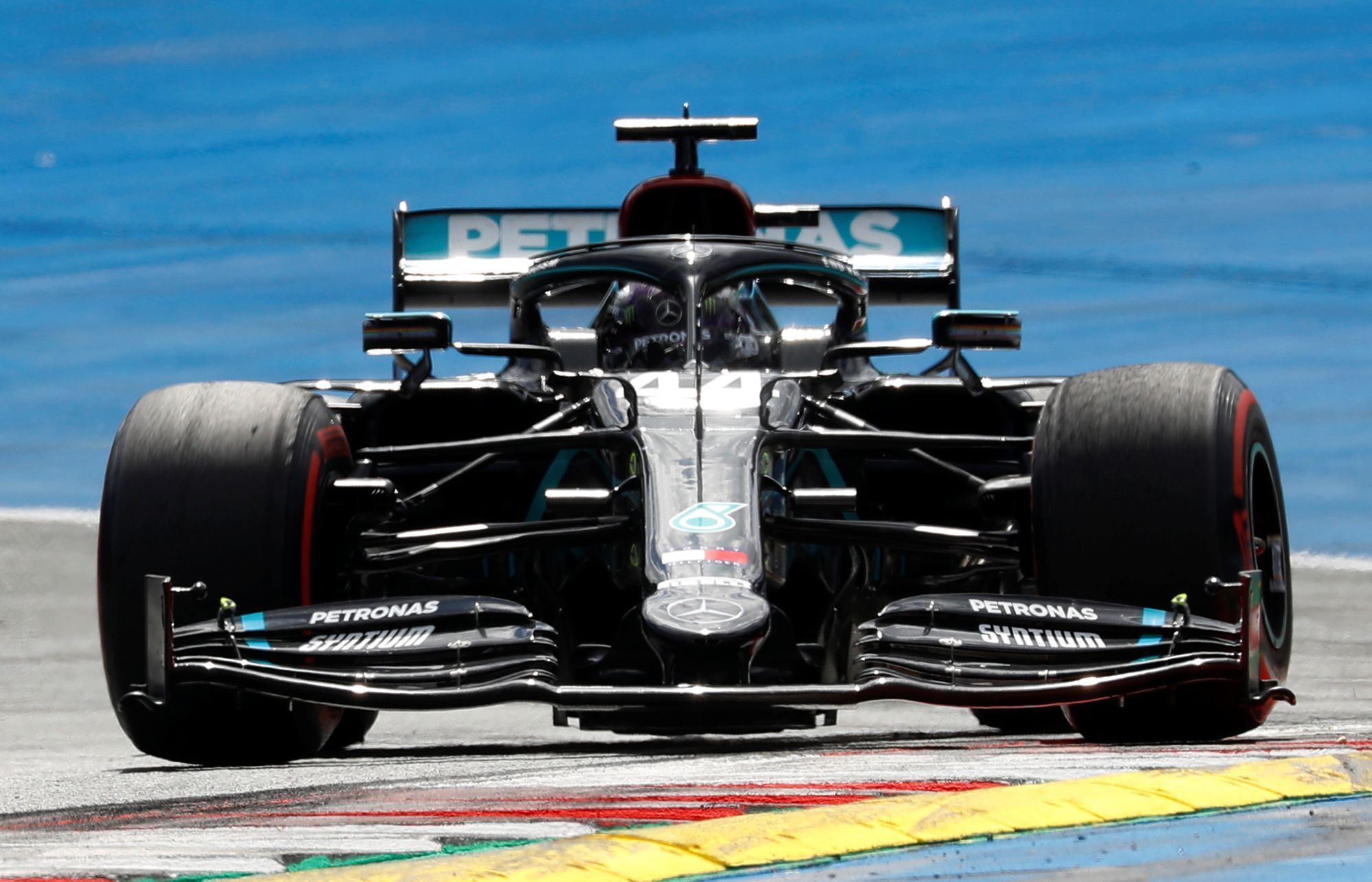 Lewis Hamilton v Mercedesu ve VC Štýrska 2020