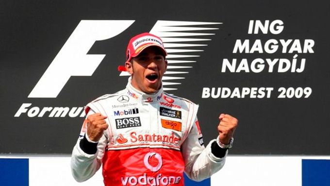 Lewis Hamilton se opět raduje