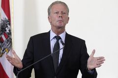 Rakouský vicekancléř Mitterlehner odstoupil, zřejmě ho nahradí mladý lidovec Kurz