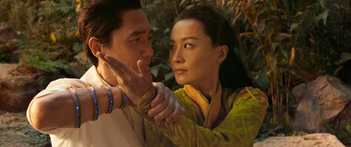 Tony Leung jako Xu a Michelle Yeohová coby Ying.
