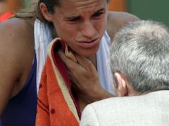 Francouzská tenistka Amélie Mauresmová při ošetřování v průběhu zápasu třetího kola French Open proti Češce Lucii Šafářová.