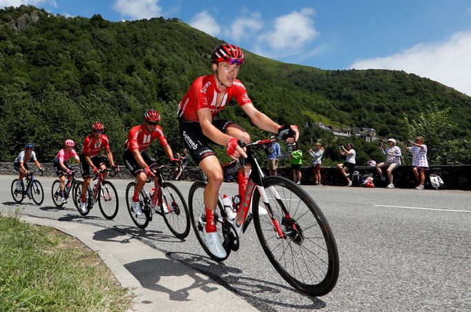Jezdci týmu Sunweb Nikias Arndt, Michael Matthews a Nicolas Roche ve 12. etapě Tour de France 2019