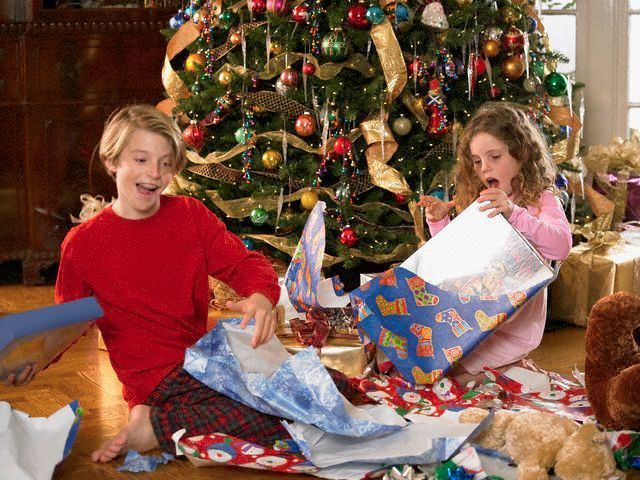 Děti rozbalující dárky