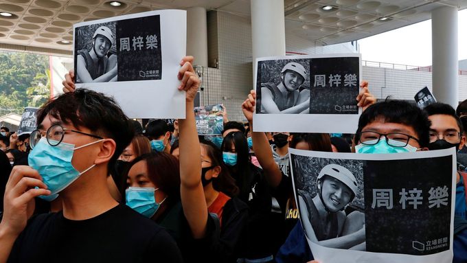 Studenti v Hongkongu protestují kvůli zemřelému Alexi Chowovi.