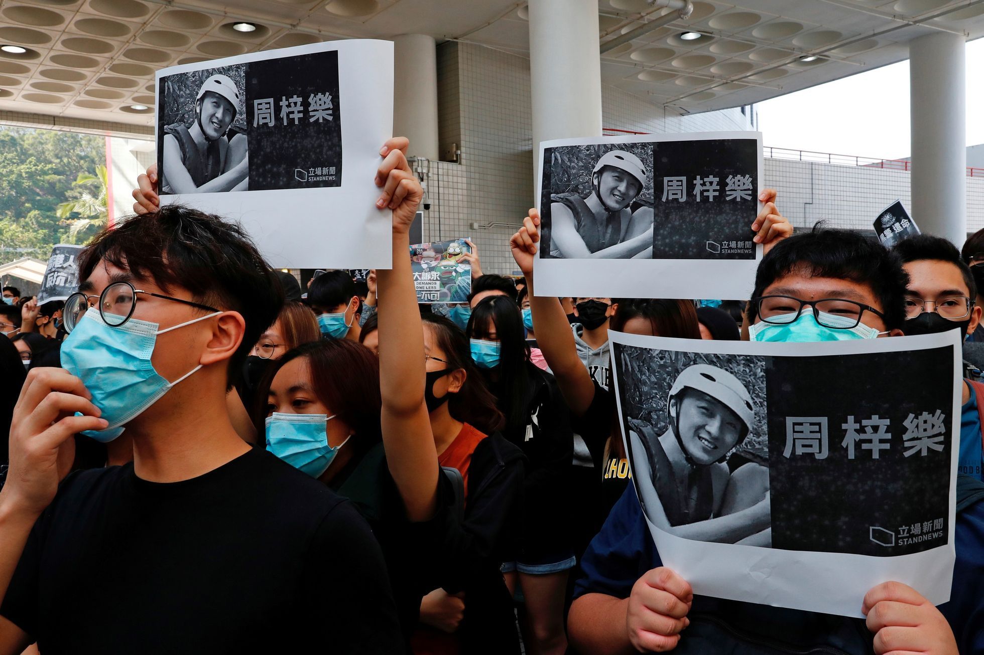 Studenti v Hongkongu protestují kvůli zemřelému Alexi Chowovi.