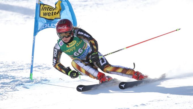 Ester Ledecká na trati obřího slalomu v Söldenu.
