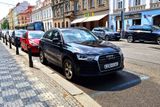 A tady parkuje auto s falešnou SPZ na modrých zónách v Praze 8.