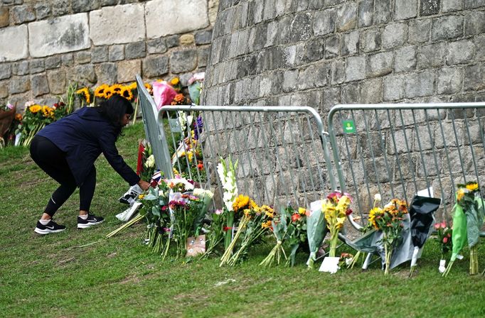 Hosté se začínají usazovat na pohřbu královny Alžběty II.