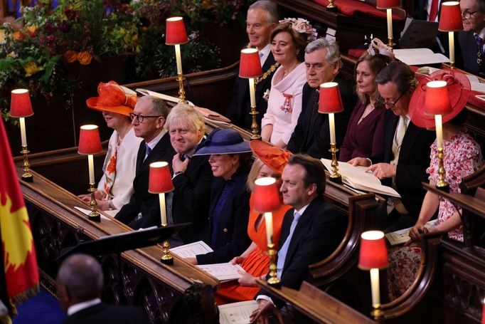 Bývalí britští premiéři Boris Johnson s manželkou Carrie, John Major a Tony Blair s manželkou Cherie.