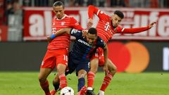Liga mistrů 2022/23, Bayern - Plzeň: Jhon Mosquera v souboji s hráči Bayernu