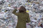 Kupy novin vysoké i několik metrů ve firmě Ciur, která se specializuje recyklací papíru,  Brandýs nad Labem