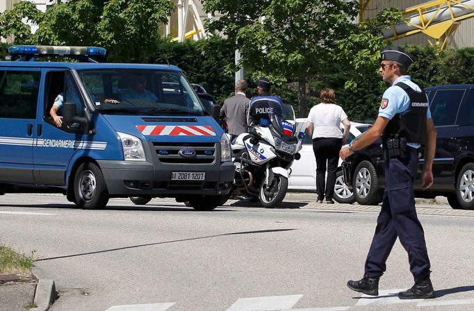 Policisté před průmyslovou zónou v Saint-Quentin-Fallavier.