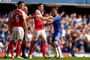Čech s Arsenalem přijel na Stamford Bridge: Šárvátky a karetní show