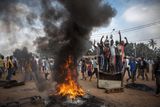 Druhou cenu v kategorii zpravodajských příběhů vyhrál francouzský fotograf William Daniels. Vítězný snímek je ze série fotek demonstrantů na ulicích v Bangui ve Středoafrické republice.