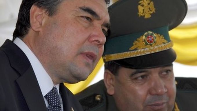 Turkmenský prezident Gurbanguli Berdymuhamedov (vlevo)