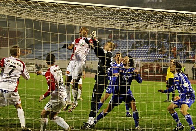 Slavia v závěru ještě přidala více gólových šancí, ani jednu ale neproměnila.