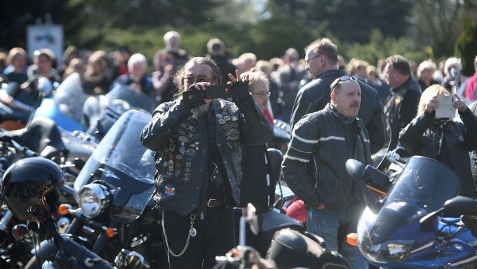 Zpěvačka "Bílé Jawy 250" byla mimo jiné ikonou mnoha motorkářů, hodně jich dorazilo i na pohřeb do Ostravy.