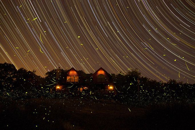 Soutěžní kategorie : Earth and Space  Čestné uznání : Michael A. Rosinski (USA)  Název fotografie : "Summer Nights in Michigan"