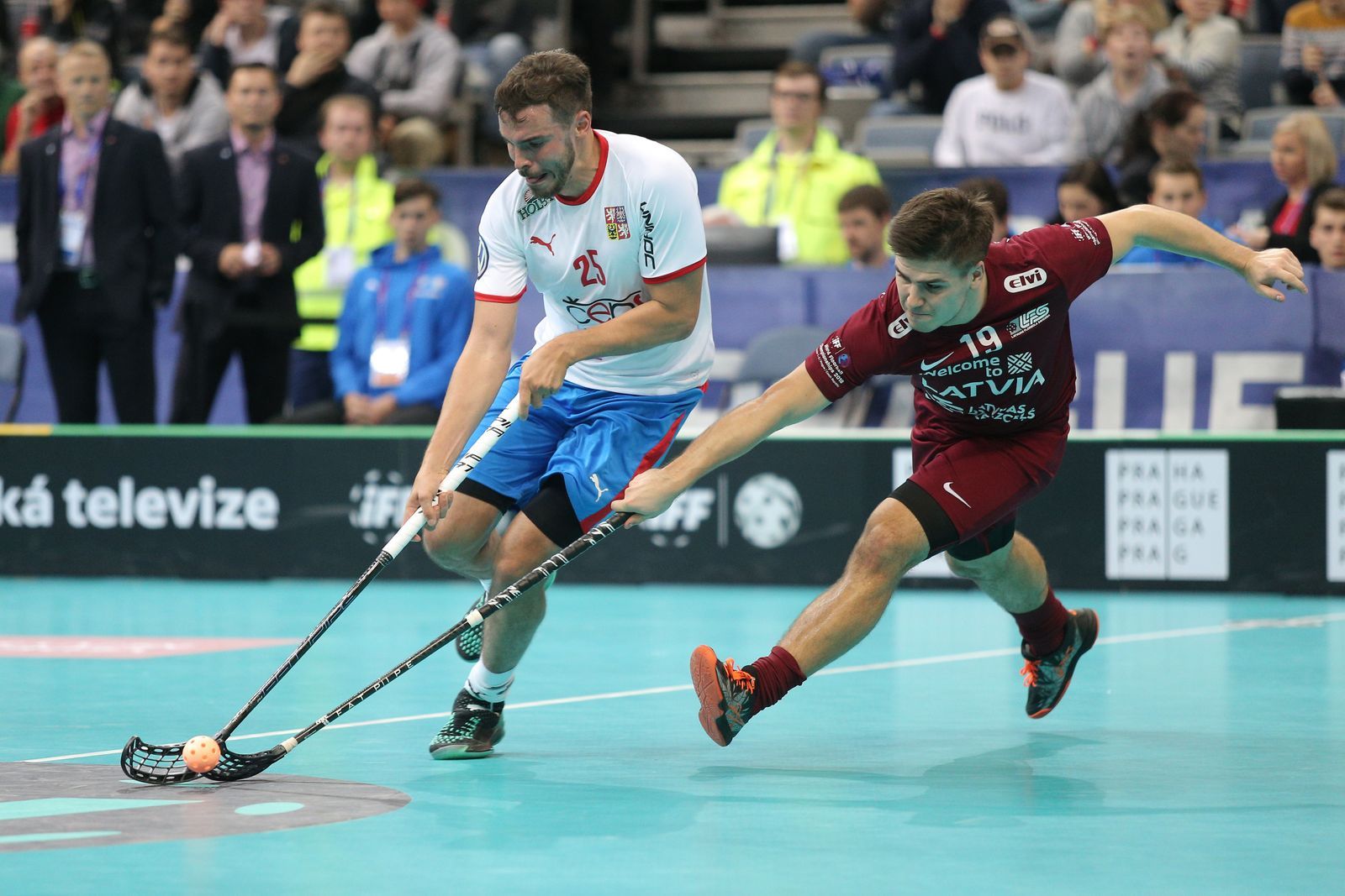 Tom Ondrušek a Toms Akmenlauks v zápase MS 2018 Česko - Lotyšsko.