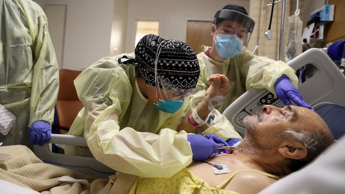 Jednotka intenzivní péče v Los Angeles a muž nakažený koronavirem.